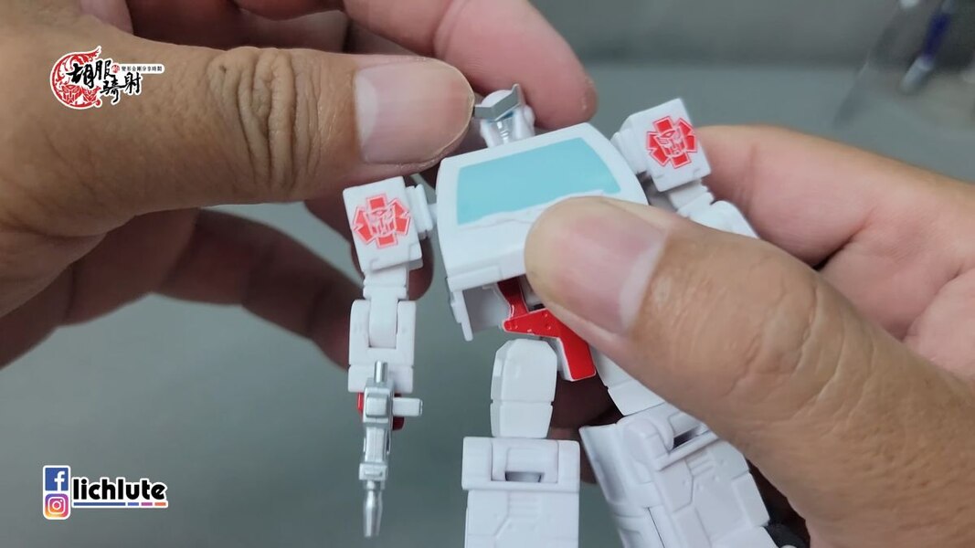 Transformers Studio Series 86 Core Class Ratchet In Hand Image  (5 of 11)